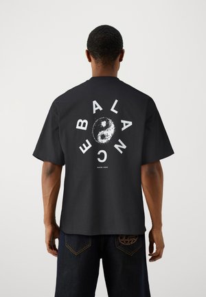 Selected Homme SLHBOXY TEE - Print T-shirt - black/white
