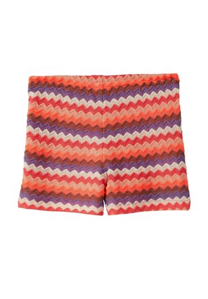 Gestrickte Shorts mit horizontalen Zickzackstreifen in Orange, Rot, Lila und Beige, flach vor weißem Hintergrund dargestellt.