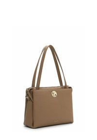 Brun læder tote taske med to stropper, rektangulær form, guldfarvet hardware og en glat tekstur. Har et logoaccents på forsiden.