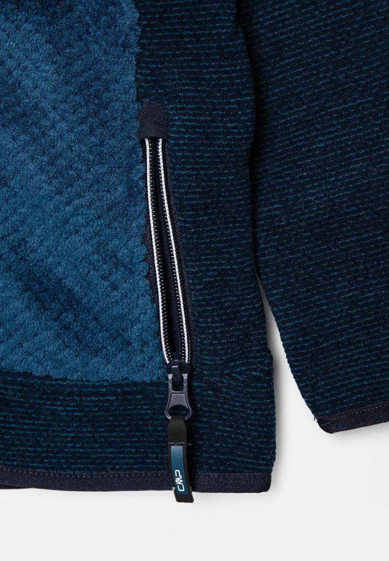 Fleecejacke in Dunkelblau mit strukturiertem Stoff, versehen mit einem Reißverschluss, einem kontrastierenden weichen Einsatz und einem Logodetail am Saum.