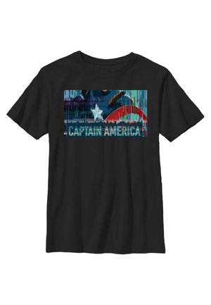 Sort t-shirt med et farverigt grafikdesign med stjerner og striber, tekst der læser "CAPTAIN AMERICA", og et struktureret baggrundsmønster.
