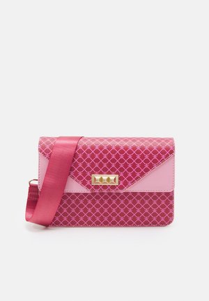 Rektangulær lyserød crossbody-taske med mønstret klap, glatte sidepaneler, guldfarvet rektangulært spænde og bredt satinrem.