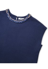 Navy blauw top met ronde hals, versierd met verschillende tinten blauw en heldere kristallen, gemaakt van zacht textuurstof.
