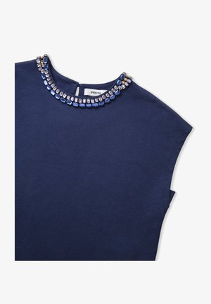 Top de color azul marino con cuello redondo adornado con varios tonos de azul y cristales transparentes, elaborado en tela suave y texturizada.