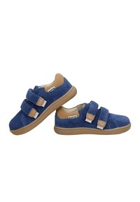 Blaue Wildlederschuhe für Kinder mit beigen Akzenten, zwei Klettverschlüssen und Gummisohlen, nebeneinander auf einem weißen Hintergrund platziert.