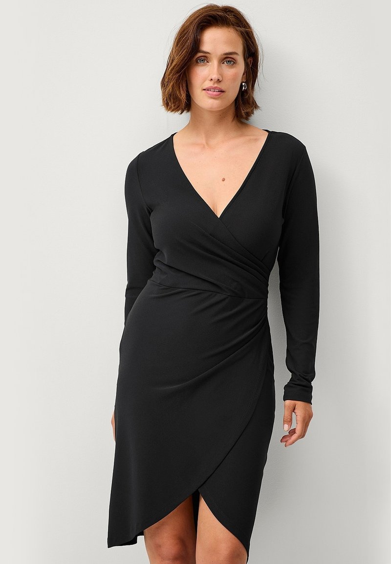 Zwarte wikkeljurk met lange mouwen. Kenmerkt zich door een diepe V-hals, een geplooide taille en een asymmetrische zoom voor een slanke pasvorm. Glad, rekbaar materiaal.