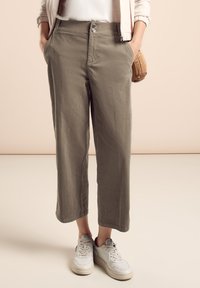 Lichtgrijze cropped linnen broek met een relaxte pasvorm, voor knopen, zijzakken en gecombineerd met witte sneakers. Gladde textuur; eenvoudig ontwerp.