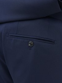 Navyblaue Anzughose aus einem glatten Stoff mit einer Gesäßtasche und einem einzelnen schwarzen Knopfdetail.