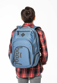 Modrý látkový batoh s několika přehlednými oddíly, �černými zipy, bočními síťovanými kapsami a velkým logem na přední straně. Texturovaný vzor po celém povrchu.