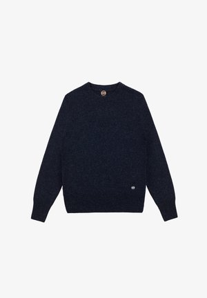 Navyblå stickad tröja i texturerad tyg, med rund hals, långa ärmar och en liten logotypdetalj längst ner till vänster.