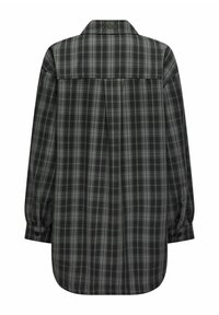 Camisa de cuadros en negro, gris y blanco, con mangas largas y canesú en la parte posterior. Presenta un dobladillo curvado y puños abotonados. Tela texturizada.