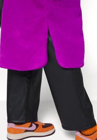 Nike Sportswear Zimní kabát - vivid purple/black