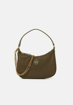 Schoudertas in olijfgroen met korte handgreep en goudkleurig kettinkdetail, ritssluiting en cirkelvormig logo-embleem aan de voorkant.