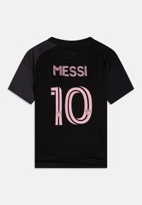 Maglietta nera con il nome "MESSI" e il numero "10" in rosa chiaro. Include un colletto tondo e maniche corte, con dettagli del logo.