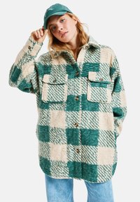 Groen en crèmekleurig geruit flanellen overhemdjack met twee borstzakken, knoopsluiting, losse pasvorm en een zachte textuur.