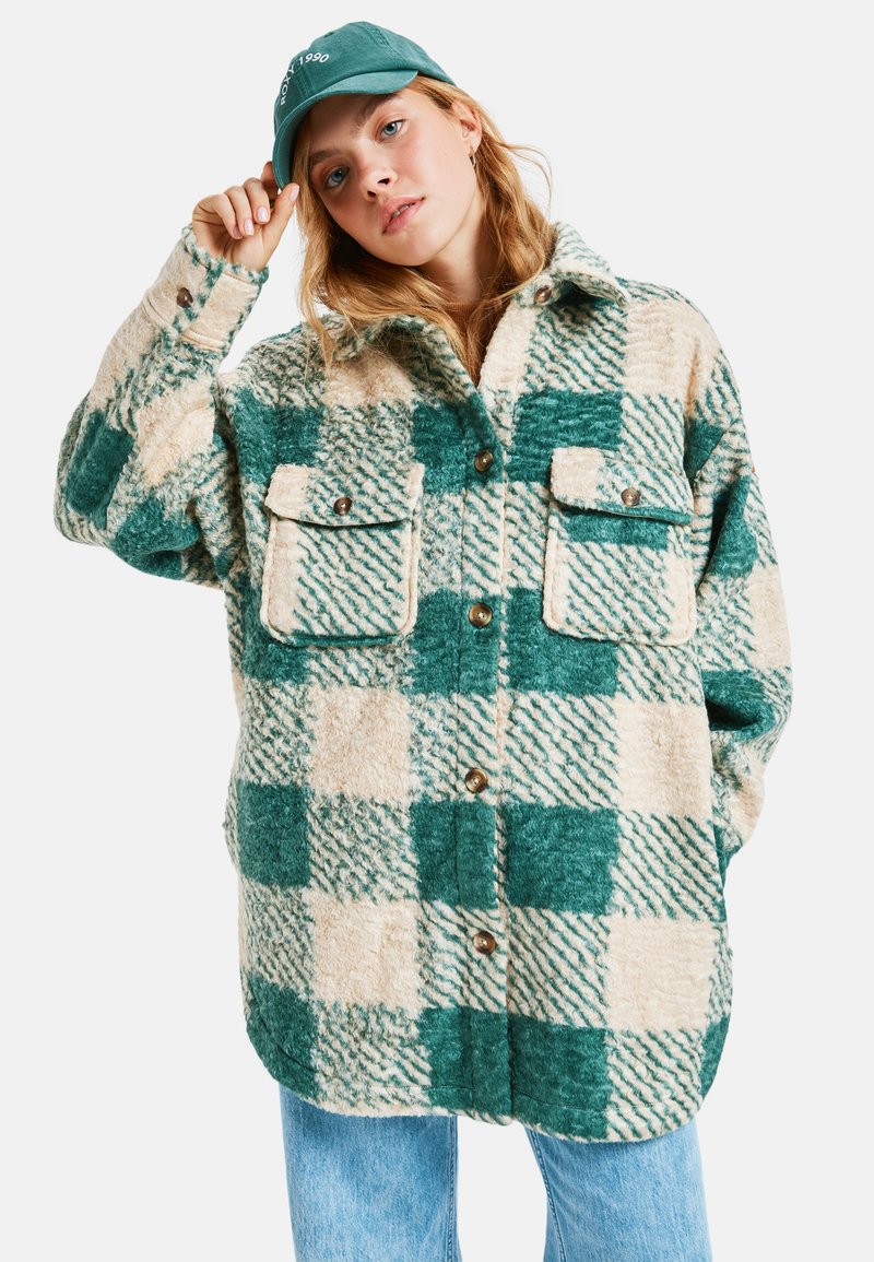 Groen en crèmekleurig geruit flanellen overhemdjack met twee borstzakken, knoopsluiting, losse pasvorm en een zachte textuur.