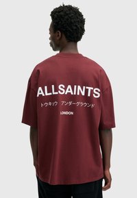 AllSaints UNDERGROUND CREW - Triko s potiskem - winehouse red