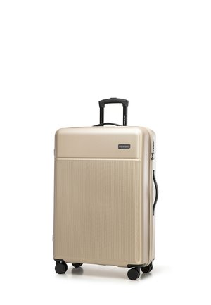 Hartschalenkoffer in metallic Gold, mit gerillter Textur, einem ausziehbaren schwarzen Griff und vier schwarzen Rädern für Mobilität.