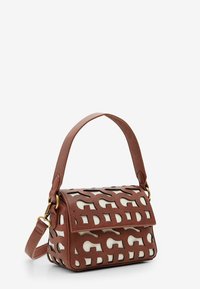 Brązowa skórzana torebka z kremowym wzorem w wycięciach. Posiada zapięcie na klapkę, regulowany pasek oraz złote akcenty. Prostokątny kształt.