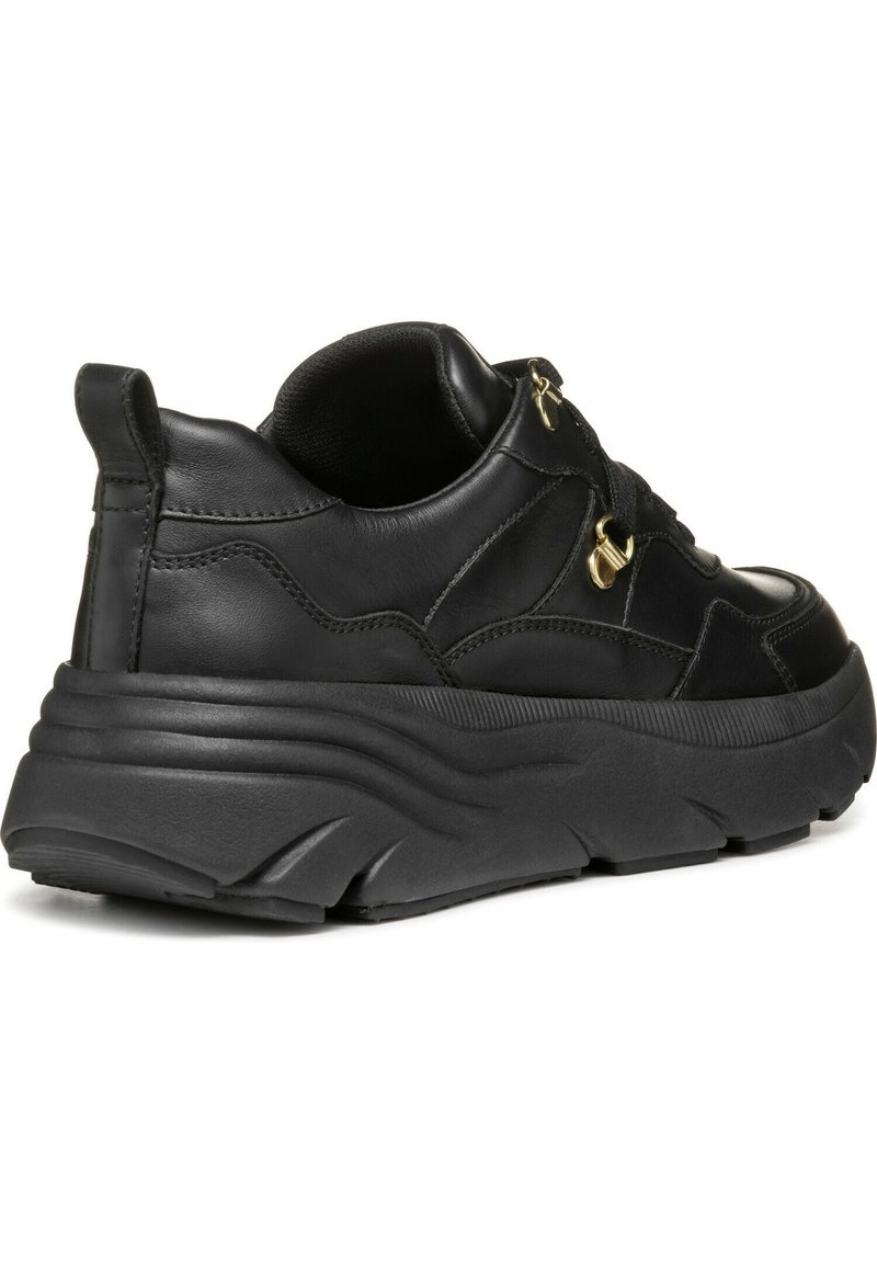 Czarne skórzane sneakersy z grubą, teksturowaną podeszwą, metalowymi akcentami i wyściełanym kołnierzem, o zaokrąglonym nosku i sznurowanym designie.