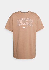 Nike Sportswear Retro Tee T Shirt Z Nadrukiem Desert Dust Jasnobrazowy Zalando Pl Nike Sportswear Retro Tee T Shirt Z Nadrukiem Desert Dust Jasnobrazowy Zalando Pl