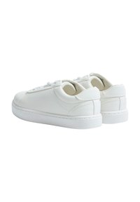 Sneaker bianche in pelle con superficie liscia, punta rotonda e lacci tondeggianti. Suole in gomma bianca e dettagli cuciti sul tallone e sui lati.