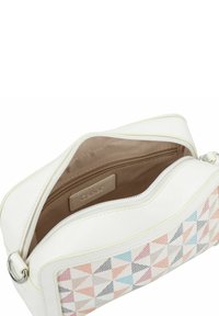 Bolso cruzado de cuero blanco con un frente de diseño geométrico en colores pastel. El interior cuenta con un bolsillo con cremallera y un suave forro de tela.
