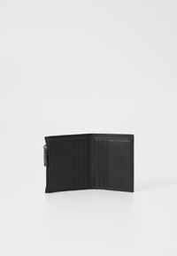 Cartera de cuero negra, diseño de dos pliegues, con múltiples ranuras para tarjetas, bolsillo con cremallera para monedas y una superficie limpia, sin patrón, con logo en relieve.