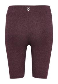 Burgundy träningsshorts gjorda av ett stretchigt, texturerat tyg. Har en hög midja med tre vita chevroner bak på shortsen.