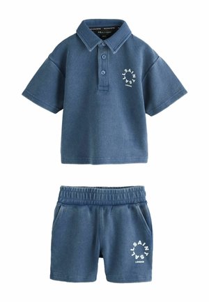 Blaues, strukturiertes Polo-Hemd mit kurzen Ärmeln und passende Shorts mit elastischem Bund, beide mit weißem, rundem "AllSaints London"-Logo auf Brust und Bein.