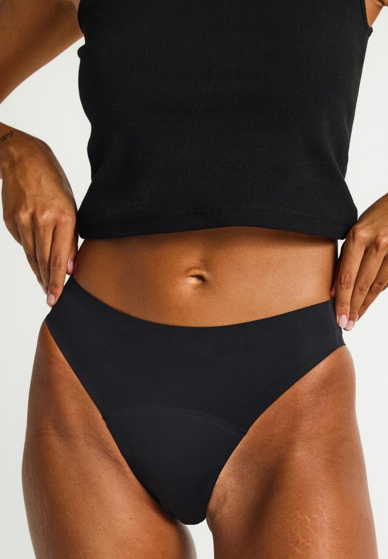 Bas de bikini noir taille haute fabriqué en tissu lisse. Présente un design minimaliste sans motifs visibles ni détails en matériel.