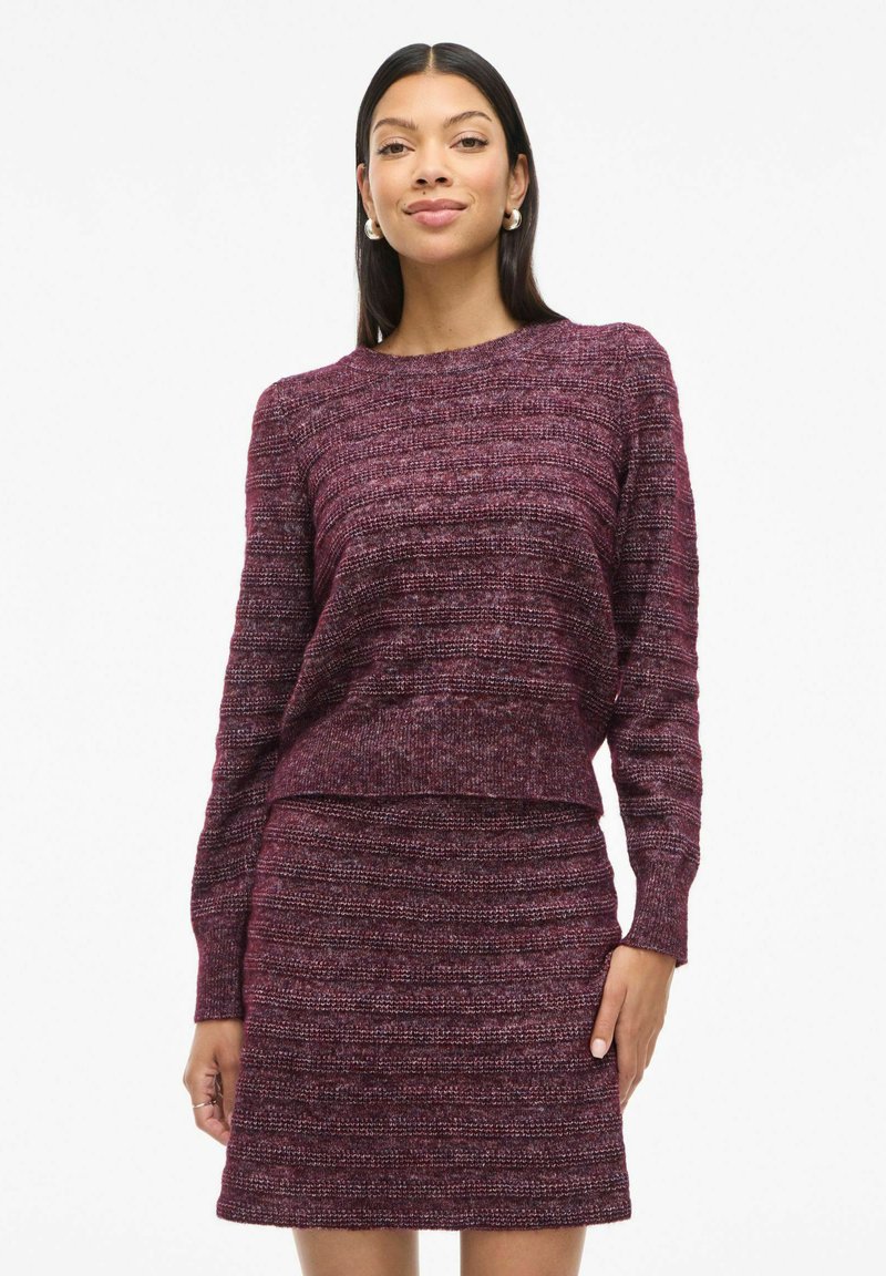 Set di maglione e gonna in maglia testurizzata bordeaux, caratterizzato da un collo a giro e maniche lunghe con motivi a strisce orizzontali e una silhouette aderente.