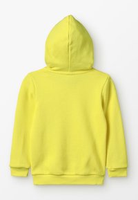 Žlutá mikina s kapucí vyrobená z texturovaného materiálu, s přední kapsou ve stylu kengury a žebrovanými manžetami a lemováním. Zobrazeno ze zadní strany.