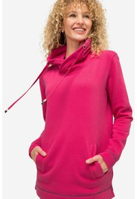 Sudadera de forro polar en rosa brillante. Cuenta con un cuello tipo cowl con cordón, dos bolsillos frontales, mangas largas y costuras de contraste.