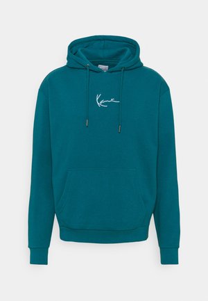 Hoodie teal avec une capuche à cordon, poche avant et logo blanc. Fabriqué en tissu doux ; présente des poignets et un ourlet côtelés.