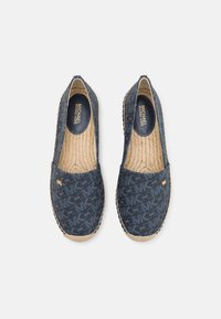 MICHAEL Michael Kors KENDRICK SLIP ON - Auduma kurpes - admiral