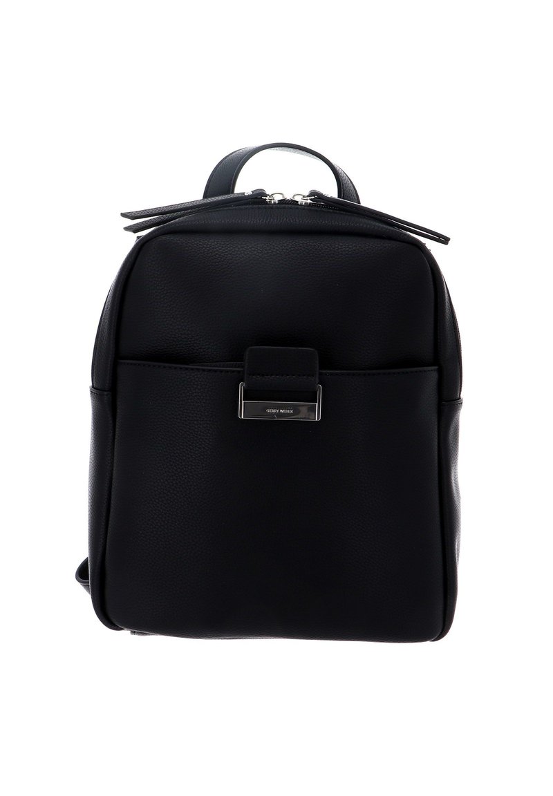 Schwarzer Leder-Rucksack mit strukturiertem Finish, flachem Reißverschlussverschluss, Tragegriff und einer Vordertasche mit Metallakzent.