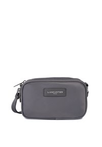 Borsa a tracolla grigia in nylon con forma rettangolare, dotata di chiusura con zip, tracolla regolabile e un'etichetta con logo sul davanti.
