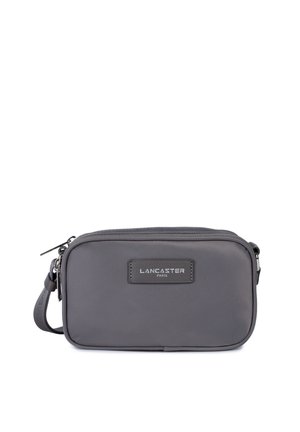 Borsa a tracolla grigia in nylon con forma rettangolare, dotata di chiusura con zip, tracolla regolabile e un'etichetta con logo sul davanti.