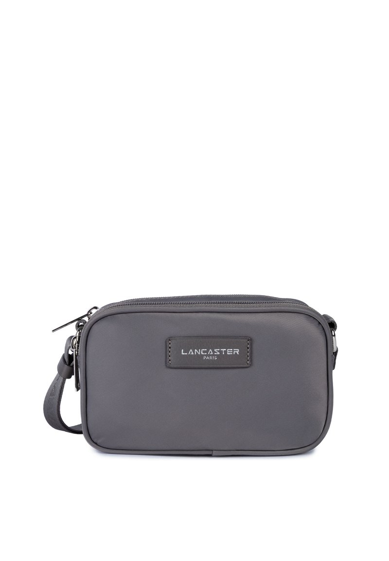 Borsa a tracolla grigia in nylon con forma rettangolare, dotata di chiusura con zip, tracolla regolabile e un'etichetta con logo sul davanti.