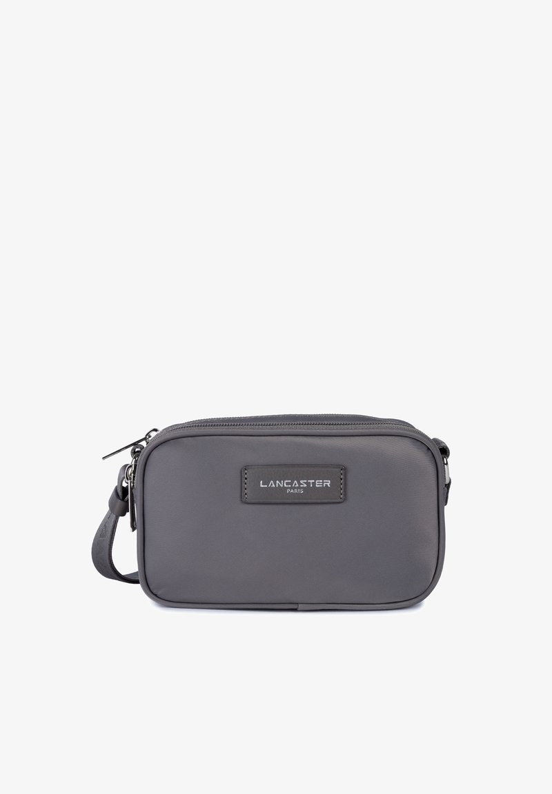 Borsa a tracolla grigia in nylon con forma rettangolare, dotata di chiusura con zip, tracolla regolabile e un'etichetta con logo sul davanti.