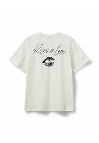 Lyhythiha, vaaleanvärinen puuvillapaita, jossa on musta teksti "Kiss & Love" ja painettu huuligrafiikka selässä.