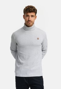 Suéter de cuello alto gris claro con un patr�ón de punto texturizado y una pequeña insignia de logo marrón en el lado izquierdo del pecho. Mangas largas, forma ajustada.