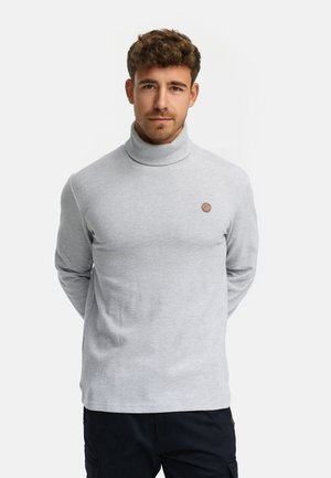Suéter de cuello alto gris claro con un patrón de punto texturizado y una pequeña insignia de logo marrón en el lado izquierdo del pecho. Mangas largas, forma ajustada.