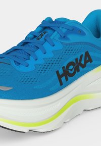 HOKA BONDI 9 - Løbesko til landevejen - skyward blue/blue