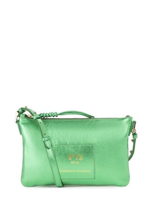 Groene leren crossbodytas met verstelbare riem, bovenhandvat en gouden logo tekst "V°73 GOLD Elisabetta Armellin" op de voorzak.