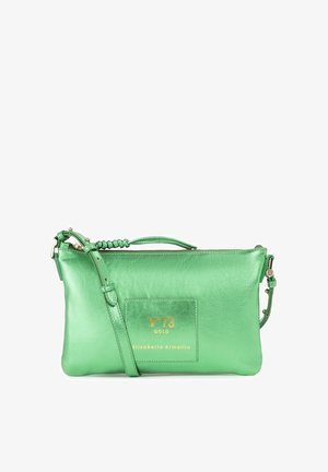 Groene leren crossbodytas met verstelbare riem, bovenhandvat en gouden logo tekst "V°73 GOLD Elisabetta Armellin" op de voorzak.