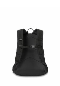 Zaino nero con spallacci imbottiti e un design geometrico testurizzato. Presenta una cinghia toracica regolabile e una costruzione in tessuto resistente.