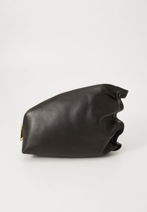 Pochette in pelle nera con design testurizzato e stropicciato, zip dorata e forma angolare, che mette in mostra una superficie liscia e pieghe distintive.