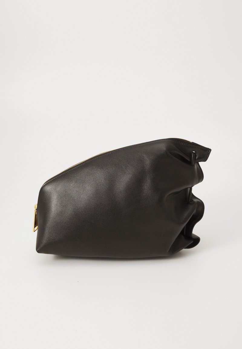 Mustapohjainen nahkakassi, jossa on teksturoitu, rypistynyt muotoilu, kultainen vetoketju ja kulmikas rakenne, joka esittelee sileää pintaa ja erottuvia taitoksia.